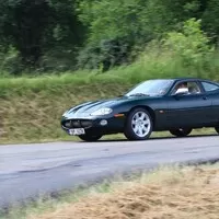Jaguar XKR vs. Maserati Coupe 4200GT Cambiocorsa: Síla nostalgie