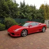 Autíčkář na lovu italských plnokrevníků