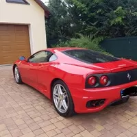 Autíčkář na lovu italských plnokrevníků