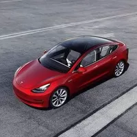 Tesla představuje funkci Summon. Je to systém automatického bourání do překážek.