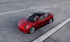 Tesla představuje funkci Summon. Je to systém automatického bourání do překážek.