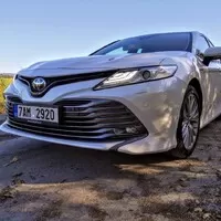 Toyota Camry 2.5 Hybrid Executive VIP: Ber, nebo nech být