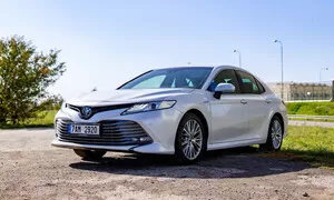 Recenze & testy: Toyota Camry 2.5 Hybrid Executive VIP: Ber, nebo nech být