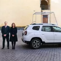 Papež jezdí Dacií v základní bílé. Nechal si ale upravit interiér.