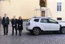 Papež jezdí Dacií v základní bílé. Nechal si ale upravit interiér.