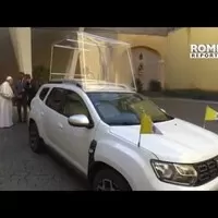 Papež jezdí Dacií v základní bílé. Nechal si ale upravit interiér.
