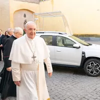 Papež jezdí Dacií v základní bílé. Nechal si ale upravit interiér.