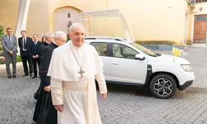 Papež jezdí Dacií v základní bílé. Nechal si ale upravit interiér.