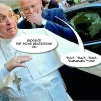 Papež jezdí Dacií v základní bílé. Nechal si ale upravit interiér.
