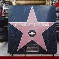 První auto s hvězdou na chodníku slávy je Chevrolet Suburban