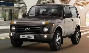 Lada Niva prodělala facelift. Zvenčí není poznat, zevnitř posunul vůz do osmdesátých let.