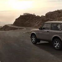 Lada Niva prodělala facelift. Zvenčí není poznat, zevnitř posunul vůz do osmdesátých let.