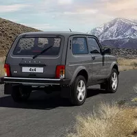 Lada Niva prodělala facelift. Zvenčí není poznat, zevnitř posunul vůz do osmdesátých let.