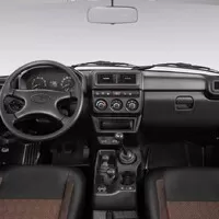 Lada Niva prodělala facelift. Zvenčí není poznat, zevnitř posunul vůz do osmdesátých let.