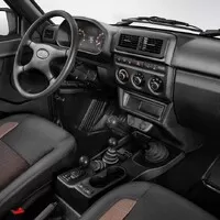 Lada Niva prodělala facelift. Zvenčí není poznat, zevnitř posunul vůz do osmdesátých let.