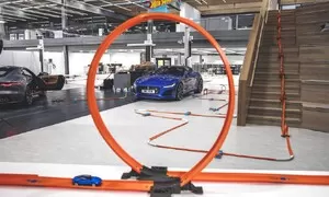 Faceliftovaný F-Type se představuje na dráze Hot Wheels