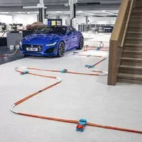 Faceliftovaný F-Type se představuje na dráze Hot Wheels