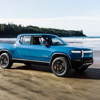 Elektrický pick-up od Rivianu sice nevypadá jako jehlan, v rukávu má ale zajímavý trik