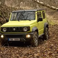 Suzuki Jimny: Do lesa, do města, do Podolí, do lékárny...