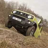 Suzuki Jimny: Do lesa, do města, do Podolí, do lékárny...
