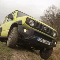 Suzuki Jimny: Do lesa, do města, do Podolí, do lékárny...