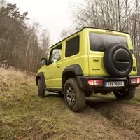 Suzuki Jimny: Do lesa, do města, do Podolí, do lékárny...