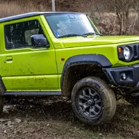 Suzuki Jimny: Do lesa, do města, do Podolí, do lékárny...