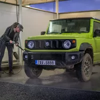 Suzuki Jimny: Do lesa, do města, do Podolí, do lékárny...