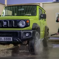 Suzuki Jimny: Do lesa, do města, do Podolí, do lékárny...