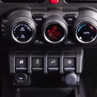 Suzuki Jimny: Do lesa, do města, do Podolí, do lékárny...