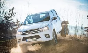 Čím víc kol, tím víc Hilux! Z Plzně přijíždí další terénní specialita   