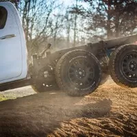 Čím víc kol, tím víc Hilux! Z Plzně přijíždí další terénní specialita