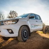 Čím víc kol, tím víc Hilux! Z Plzně přijíždí další terénní specialita