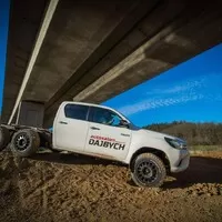 Čím víc kol, tím víc Hilux! Z Plzně přijíždí další terénní specialita