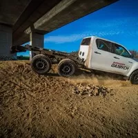 Čím víc kol, tím víc Hilux! Z Plzně přijíždí další terénní specialita