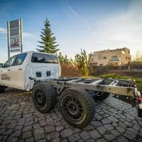 Čím víc kol, tím víc Hilux! Z Plzně přijíždí další terénní specialita