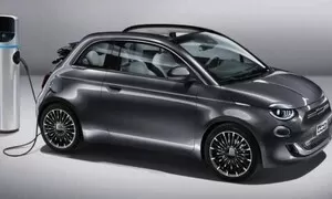 Nový Fiat 500 je tady. Je elektrický a přeškrtnutý.