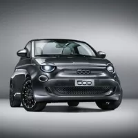 Nový Fiat 500 je tady. Je elektrický a přeškrtnutý.