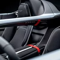 Aston Martin V12 Speedster je typický sbírkový závoďák