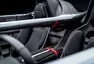Aston Martin V12 Speedster je typický sbírkový závoďák