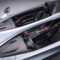 Aston Martin V12 Speedster je typický sbírkový závoďák