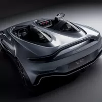 Aston Martin V12 Speedster je typický sbírkový závoďák