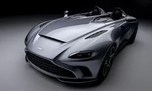 Aston Martin V12 Speedster je typický sbírkový závoďák