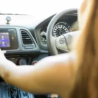 Apple Car Play je za volantem dvaapůlkrát nebezpečnější, než marihuana, dokazuje studie.