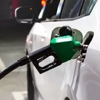 Benzín a nafta zlevňují. Někde pozvolna, jinde velmi znatelně. 