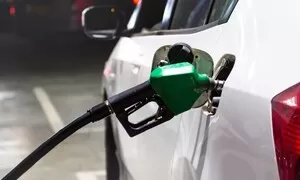 Novinky: Benzín a nafta zlevňují. Někde pozvolna, jinde velmi znatelně. 