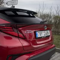 Toyota C-HR 2.0 Hybrid: Konec přetvářky, tohle už je skoro batmobil