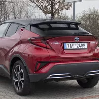 Toyota C-HR 2.0 Hybrid: Konec přetvářky, tohle už je skoro batmobil