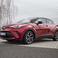 Toyota C-HR 2.0 Hybrid: Konec přetvářky, tohle už je skoro batmobil