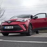 Toyota C-HR 2.0 Hybrid: Konec přetvářky, tohle už je skoro batmobil